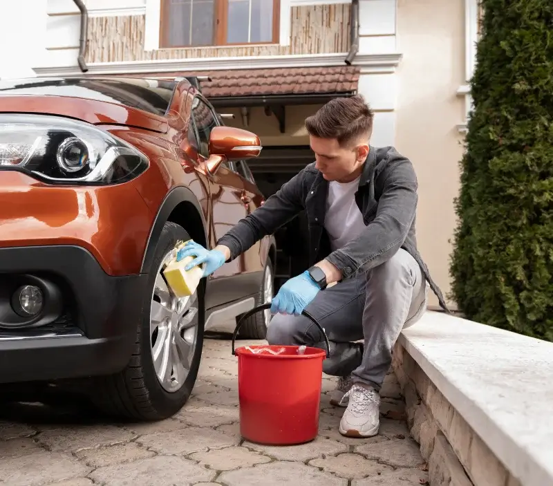 Lavage auto à domicile Saint-Siméon-de-Bressieux : professionnel intervenant sur un véhicule